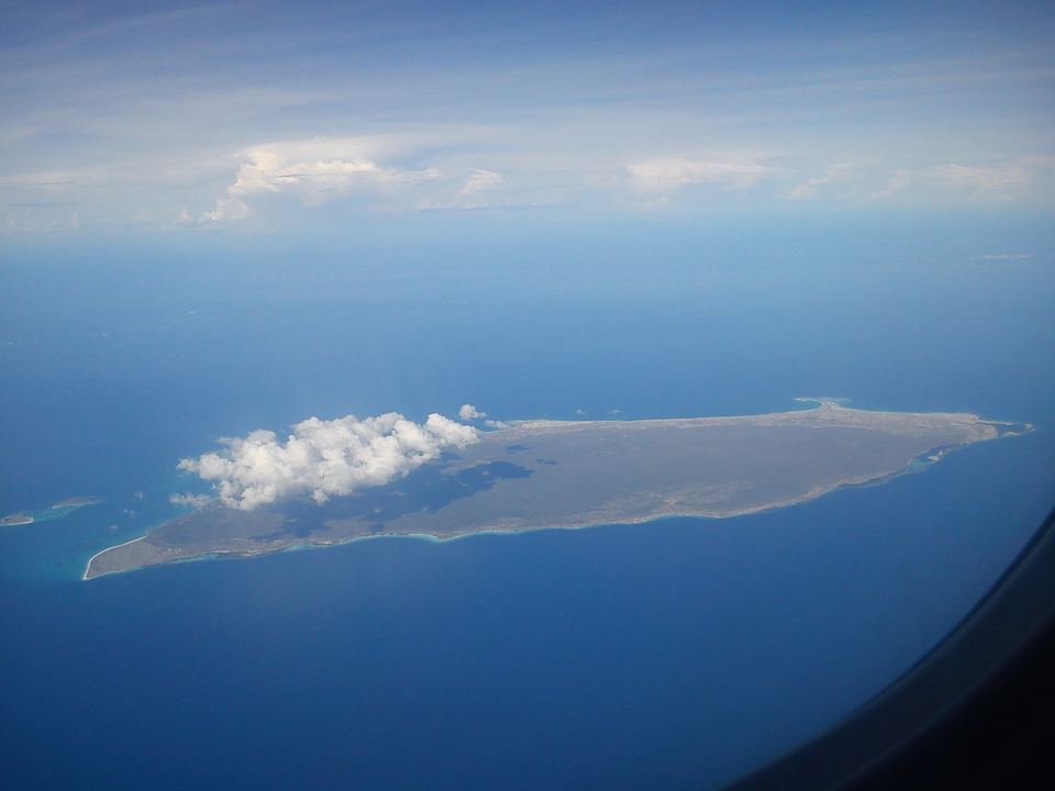 La isla La Tortuga vista desde un avión, plana y alargada en el mar azul