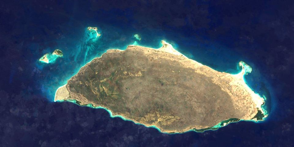 Satellite image of the whole of Isla La Tortuga, with its turquoise reefs and the cays to the north-west